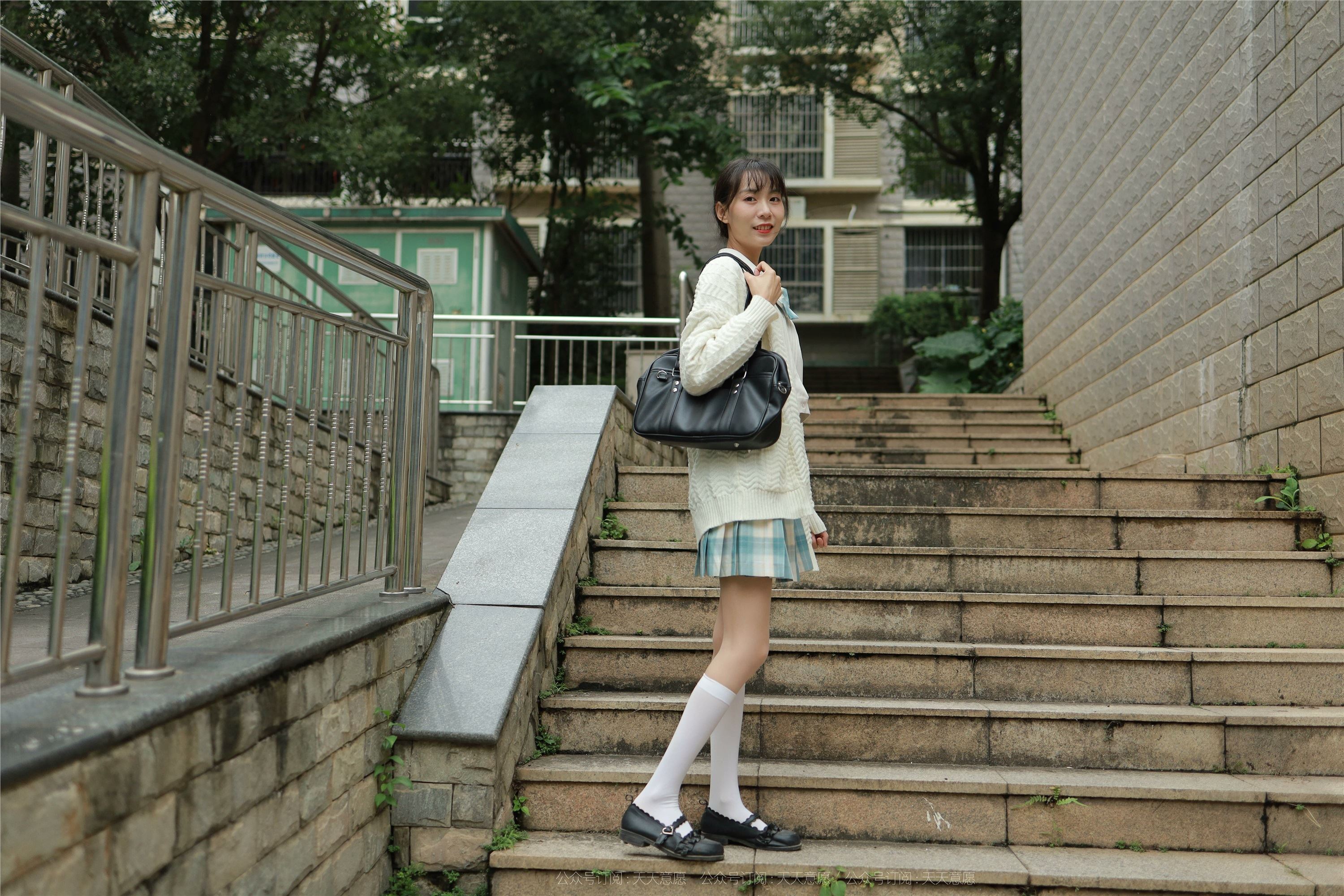 IESS异思趣向  2021.11.02 丝享家963：团团《长腿JK装》